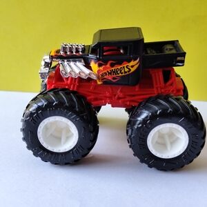 3/$25💙Hot Wheels Bone Shaker Monster Truck with Skull Flames